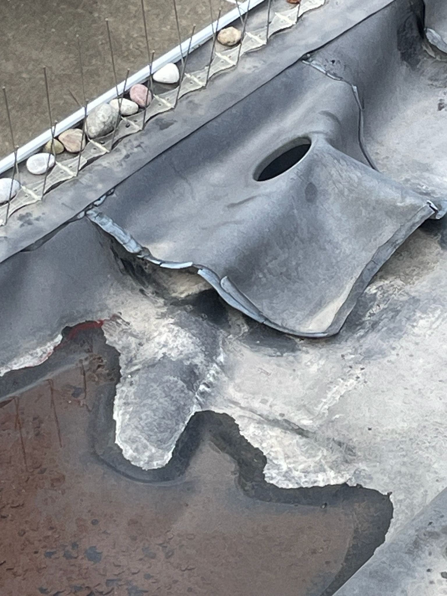 Slecht aangelegd EPDM dak met diverse herstellingen